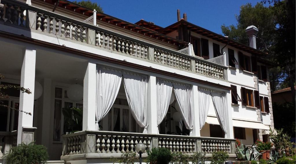 Hotel Tirreno Castiglioncello Exterior photo